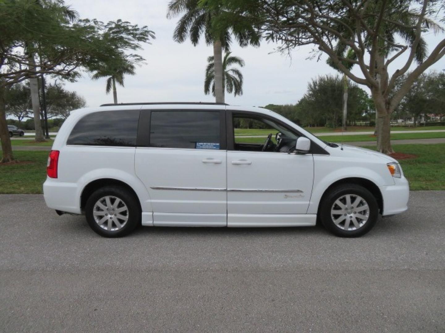 2014 White /Black Chrysler Town & Country (2C4RC1BG4ER) , located at 4301 Oak Circle #19, Boca Raton, FL, 33431, (954) 561-2499, 26.388861, -80.084038 - Photo#7